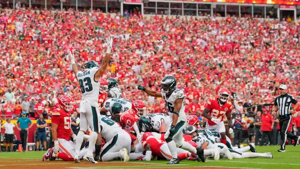 Jogadores dos Eagles comemoram touchdown contra os Chiefs no último quarto. Foto: Jay Biggerstaff / Imagn Images