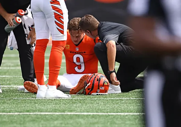 Joe Burrow se machuca durante jogo entre Bengals e Jaguars. / Jeff Moreland, Icon Sportswire via Getty Images