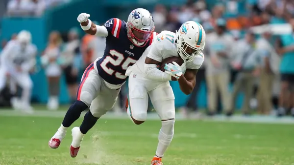 Marcus Jones tenta parar Jaylen Waddle na temporada passada. Crédito: Jasen Vinlove/Imagn Images