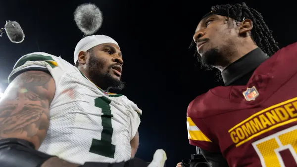 Micah Parsons cumprimenta Jayden Daniels após vitória dos Packers. Crédito: Erick W. Rasco/Sports Illustrated